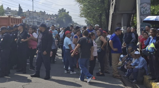 Edomex – Con bloqueo, pobladores de Naucalpan piden el abasto de agua potable (El Sol de Toluca)